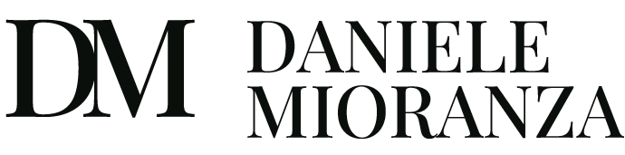 logo escrito Daniele Mioranza com iniciais DM, na cor preta